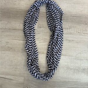 Amazon Essentials Black and White Chevron Scarf